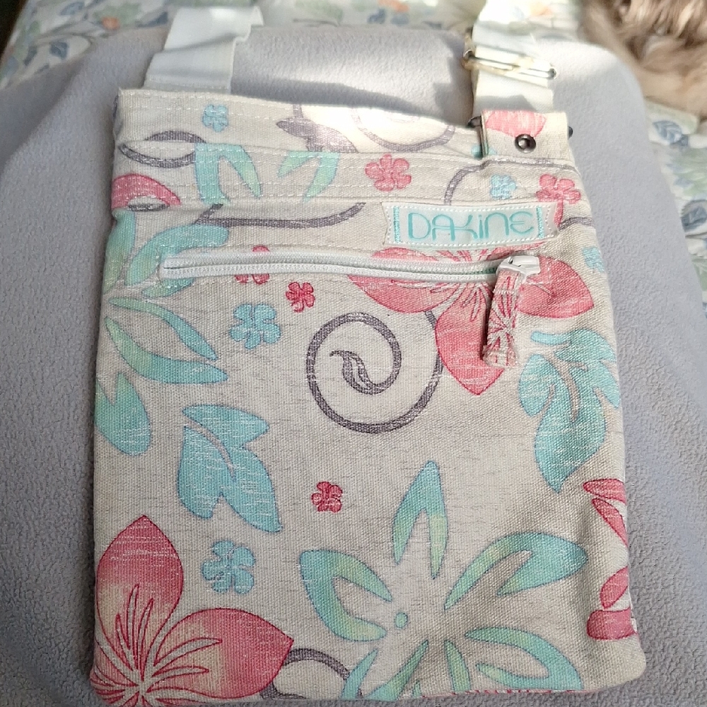 Dakine Floral Patterned Crossbody Bag